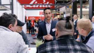 Besucher am Stand von Linde Material Handling auf der LogiMAT 2023 Besucher am Stand von Linde Material Handling auf der LogiMAT 2023