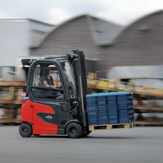 Linde Elektrostapler beim Lasthandling.