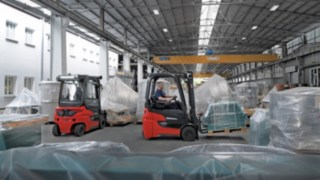 Die E-Stapler Xi16 – Xi20 von Linde Material Handling im Einsatz im Lager. Die E-Stapler Xi16 – Xi20 von Linde Material Handling im Einsatz im Lager.