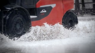 Arbeit unter extremen Bedingungen ist für die Elektrostapler X20 – X35 kein Problem. Elektrostapler X25 von Linde fährt durch Wasser