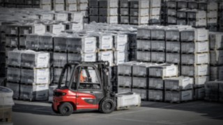 Die neuen Elektrostapler X20 – X35 sind die leistungsstarke, aber geräuscharme und emissionsfreie Alternative für verbrennungsmotorisch betriebene Stapler. Elektrostapler X35 von Linde transportiert Ware