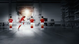 Die Elektrostapler X20 – X35 bestehen auch unter extremen Anforderungen den Leistungsvergleich mit einem V-Stapler. Fußballspieler löst sich aus Tischfußball und rennt