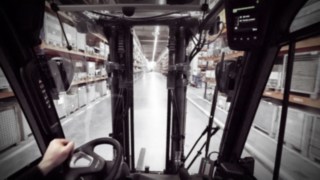 Auf Basis der gemeinsamen Plattform für V- und E-Stapler sind alle Sicherheitsvorteile dieser modernsten Konstruktion mit an Bord. Ausblick aus einem Elektrostapler von Linde