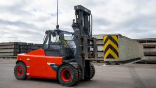 Elektro-Schwerlaststapler E160 von Linde Material Handling im Außeneinsatz. Elektro-Schwerlaststapler E160 von Linde Material Handling im Außeneinsatz.