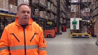 Fahrzeuge im Lagergang. Dazu der Schriftzug "Availability & flexibility. Keep operations running."