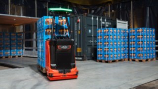 Der T-MATIC core von Linde MH im Einsatz beim automatisierten Verladen von Getränkekisten.