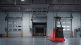 Der T-MATIC core von Linde MH vor einem geöffneten Verladetor mit angedocktem Lkw-Anhänger.