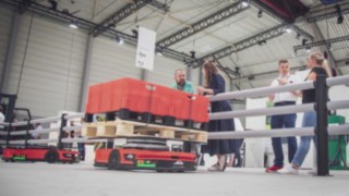 Der Lastträger C-MATIC von Linde ganz autonom unterwegs auf der WoMH 2022. Der Lastträger C-MATIC von Linde ganz autonom unterwegs auf der WoMH 2022.