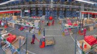 Die Materialflussberatung von Linde Material Handling begleitet Sie von der Analyse bis zur Optimierung Ihrer Prozesse. Warenhalle mit viel beschäftigten Flurförderzeugen
