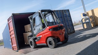 Elektrostapler Linde X35 bei der Einfahrt in einen Container