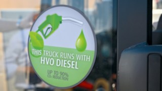Sticker mit grünem HVO-Diesel-Schriftzug klebt auf der Scheibe eines Gabelstaplers 