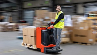 Lagermitarbeiter mit Niederhubwagen T20 von Linde Material Handling