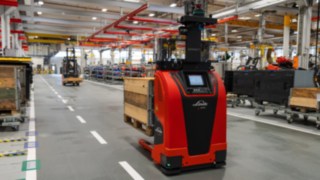 Automatisiertes Flurförderfahrzeug L-MATIC core navigiert durch ein Warenlager