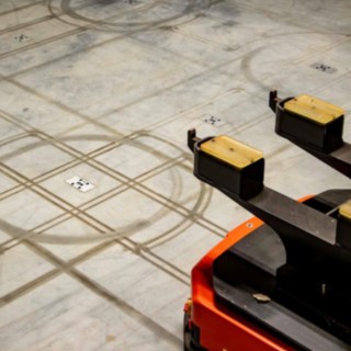 Autonomer mobiler Roboter C-MATIC orientiert sich an QR-Codes am Boden 