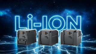 Drei Linde S-Serie-Li-ION-Batterien mit Zusatzgewichten vor einem leuchtendem Li-ION-Schriftzug 