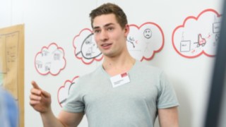 Ein Teilnehmer hält bei der Linde Think Box eine Präsentation
