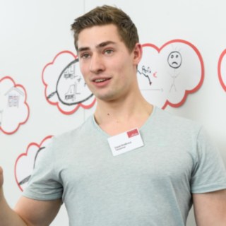 Ein Teilnehmer hält bei der Linde Think Box eine Präsentation