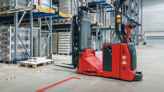 Ein automatisierter Hochhubwagen von Linde Material Handling im Einsatz. Ein automatisierter Hochhubwagen von Linde Material Handling im Einsatz.
