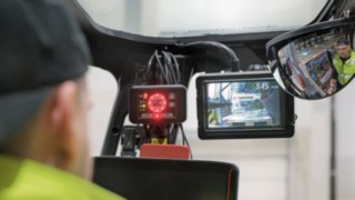 Mitarbeiter von Seifert Logistics mit Linde Dynamic Mast Control 