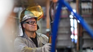 Mitarbeiter in der Gießerei