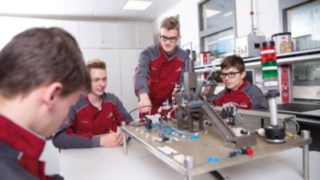 Junge Menschen bei ihrer Ausbildung zu Mechatronikernbei Linde Material Handling Junge Menschen bei ihrer Ausbildung zu Mechatronikern bei Linde Material Handling