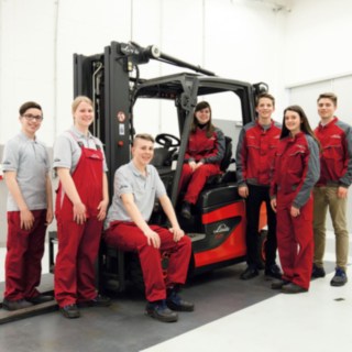 Auszubildende von Linde Material Handling arbeitet an Werkbank mit Messschieber in der Hand Auszubildende von Linde Material Handling arbeitet an Werkbank mit Messschieber in der Hand