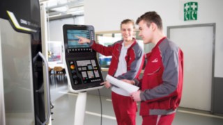 Junge Menschen bei ihrer Ausbildung zum Industriemechaniker bei Linde Material Handling Junge Menschen bei ihrer Ausbildung zum Industriemechaniker bei Linde Material Handling