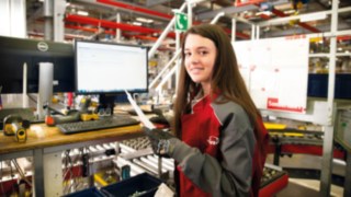 Auszubildende bei der Ausbildung zur Verfahrensmechanikerin bei Linde Material Handling Auszubildende bei der Ausbildung zur Lagerlogistin bei Linde Material Handling