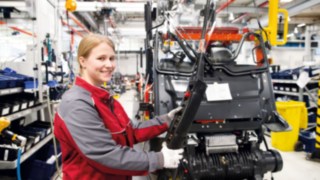 Auszubildende von Linde Material Handling im Werk in der Produktion Auszubildende von Linde Material Handling im Werk in der Produktion