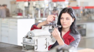 Auszubildende bei der Ausbildung zur Verfahrensmechanikerin bei Linde Material Handling Auszubildende bei der Ausbildung zur Verfahrensmechanikerin bei Linde Material Handling