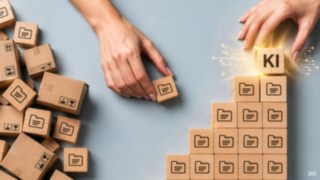 Eine Hand setzt Bauklötze mit Daten-Icons und KI-Icon zusammen