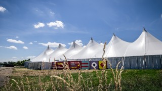 Eventzelt des LOGISTICS CAMPUS 2026 mit Bannern und Eingang unter blauem Himmel.