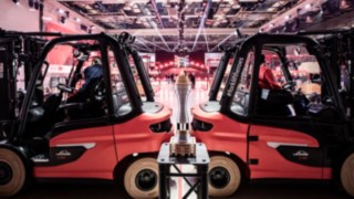 Zwei Stapler auf dem StaplerCup von Linde Material Handling