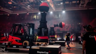 StaplerCup Finals 2025: Zwei Fahrer balancieren Türme auf der HeroRamp