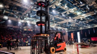 Forklifthero stapelt Turm in der LINDE MH ARENA 