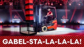 StaplerCup Keyvisual mit einem Staplerfahrer, der Kisten im Parcours in der LINDE MH ARENA stapelt