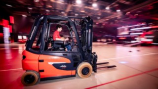 Staplerfahrer fährt einen Elektrostapler in der LINDE MH ARENA 