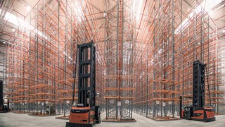 Im Schmalganglager der KOMSA AG unterstützen Kombi-Fahrzeuge der K-Serie von Linde den Betrieb. Kombifahrzeuge der K-Serie von Linde im Einsatz bei der KOMSA AG